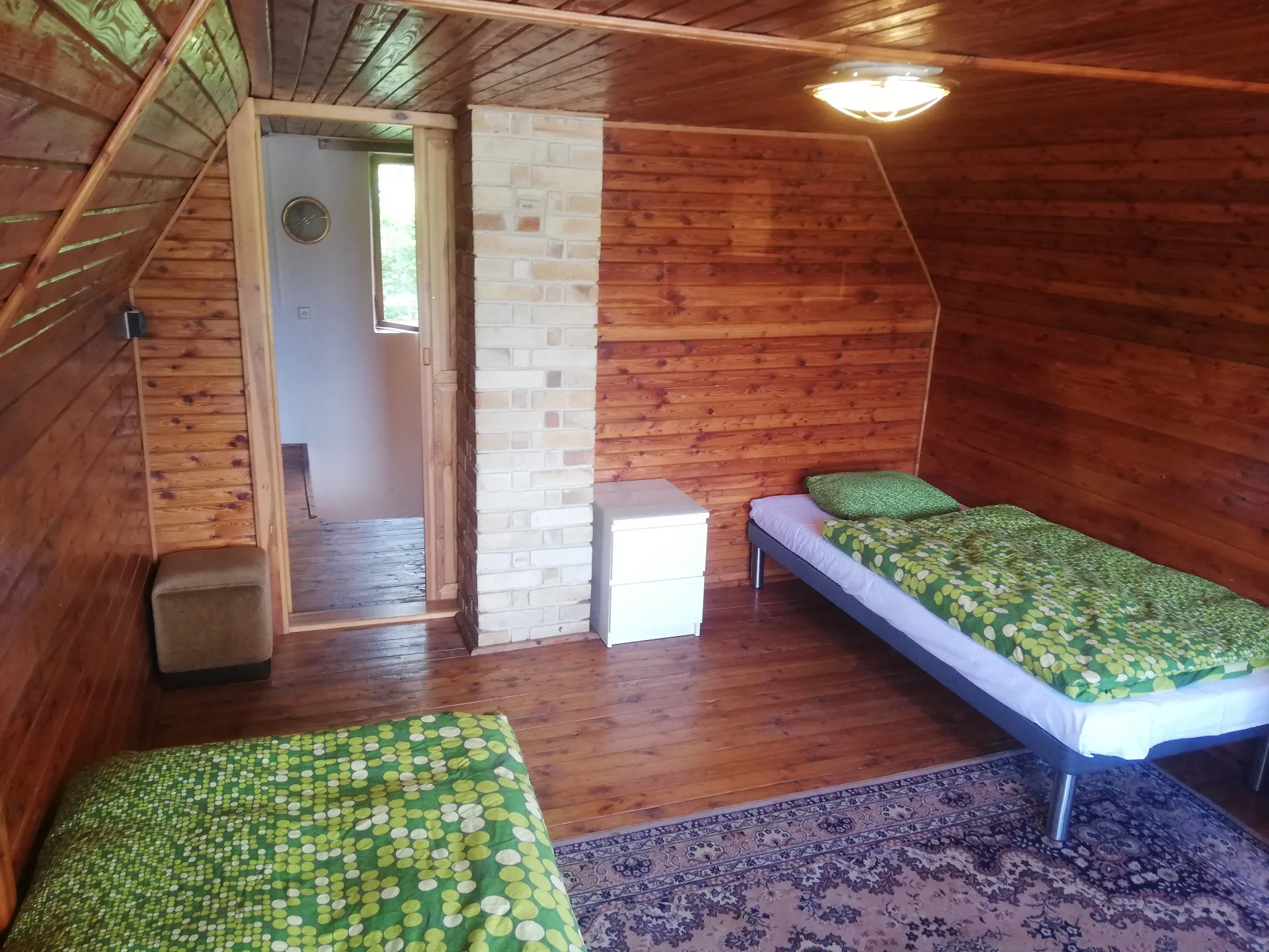 Větší ložnice v podkroví, dřevěné obložení
