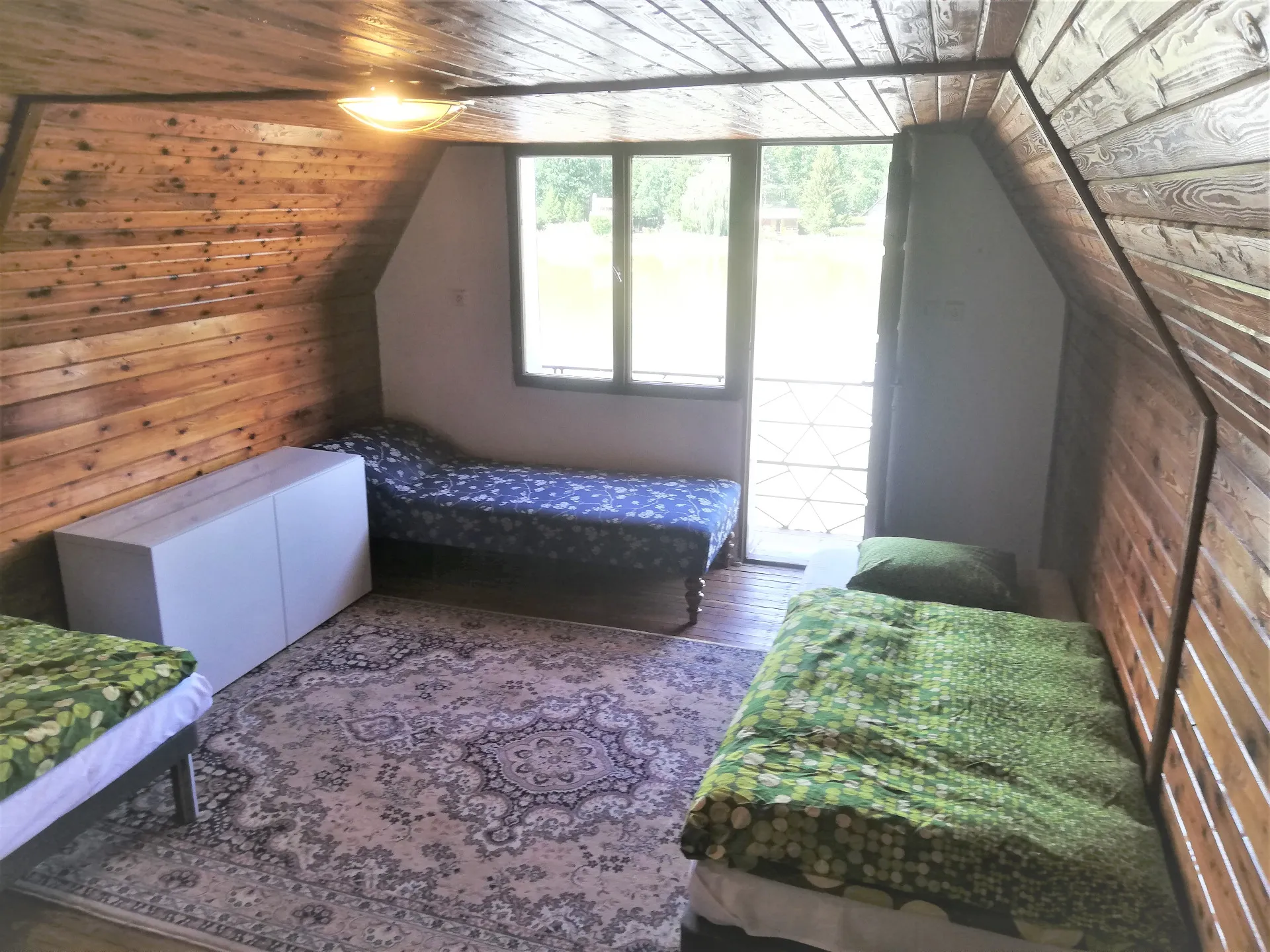 Větší ložnice v podkroví s balkonem