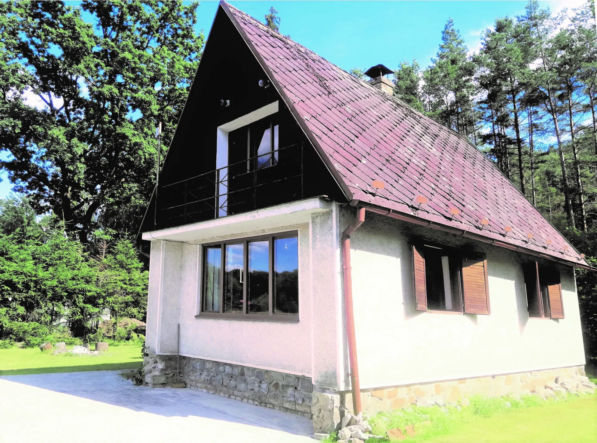 Zděná chata Vážka s balkonem mezi borovicemi