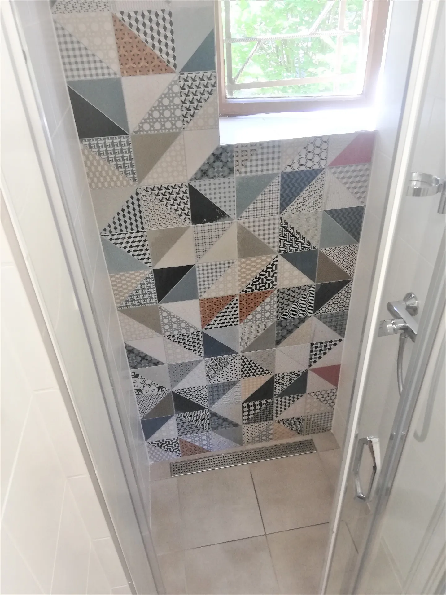 Sprchový kout s geometrickým obkladem
